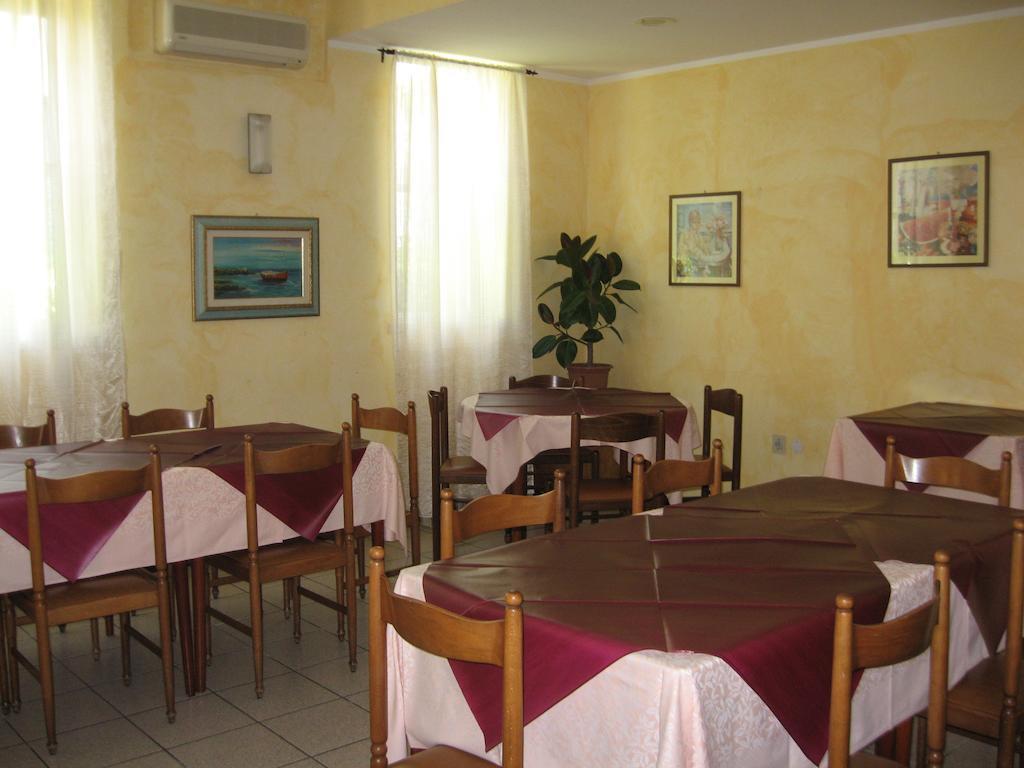 Hotel Eleonora Rimini Bagian luar foto