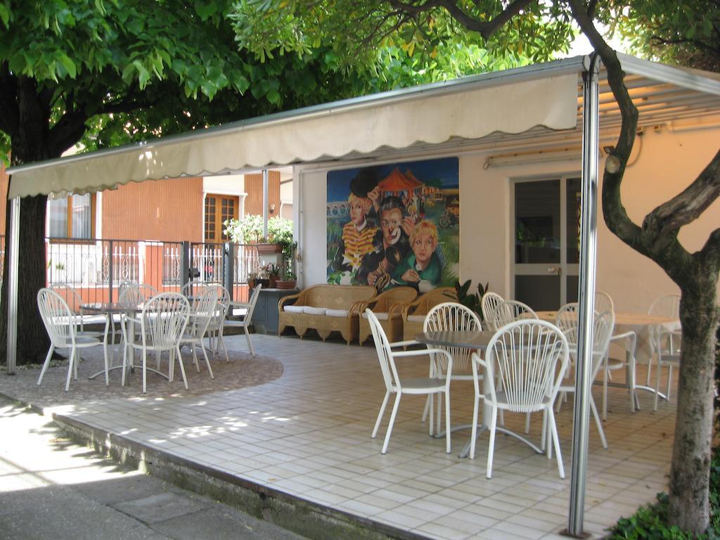 Hotel Eleonora Rimini Bagian luar foto