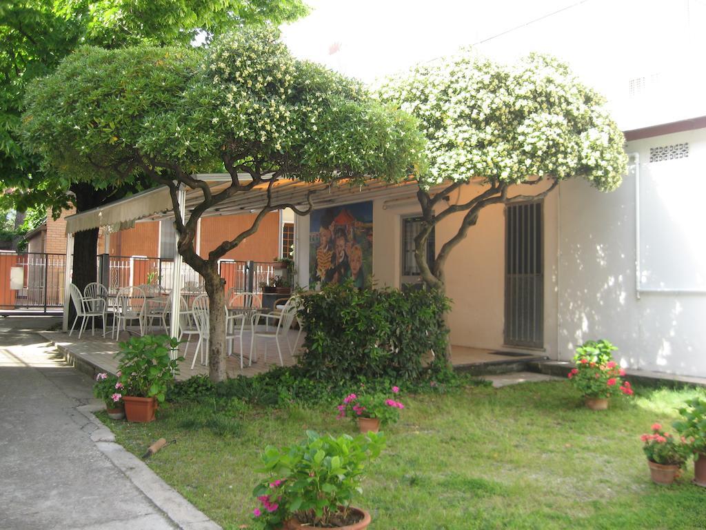 Hotel Eleonora Rimini Bagian luar foto