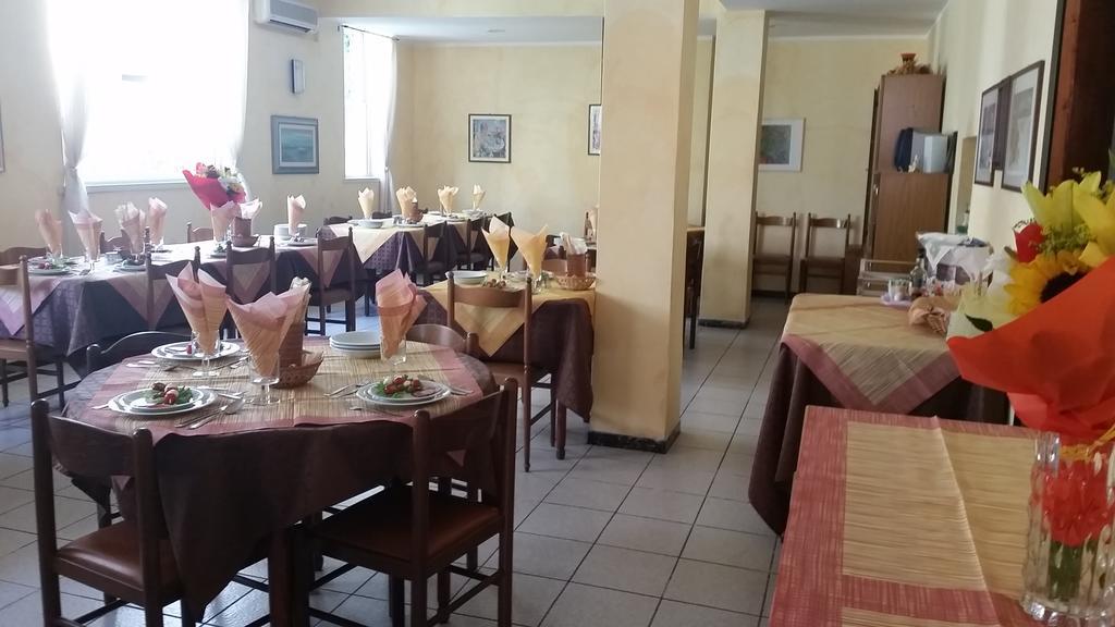 Hotel Eleonora Rimini Bagian luar foto