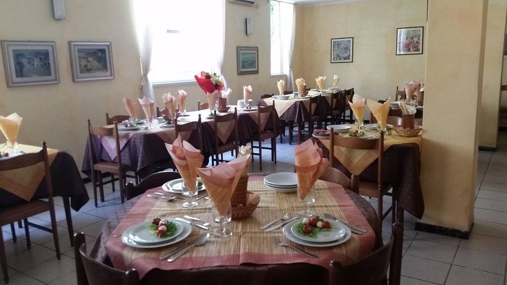 Hotel Eleonora Rimini Bagian luar foto